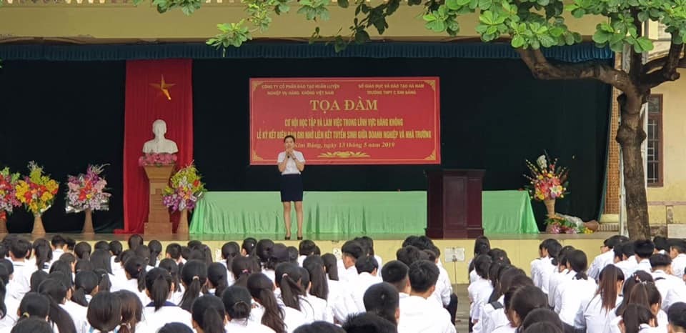TTọa đàm "Cơ hội học tập và việc làm trong lĩnh lực Hàng không” tại trường THPT C Kim Bảng, Hà Nam